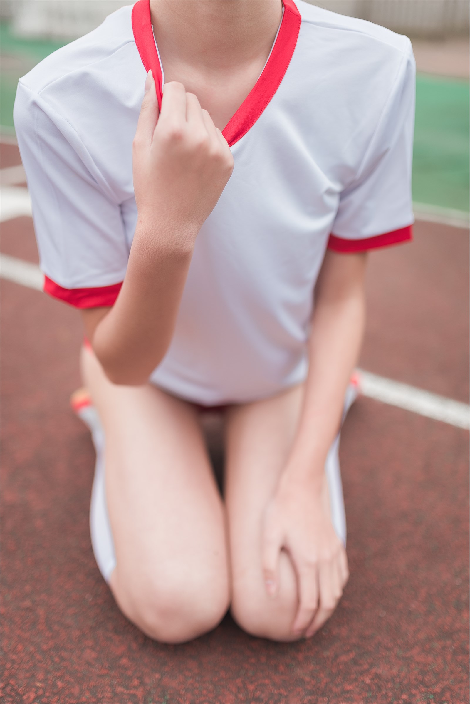 Rabbits play with painted white and gymnastic girls(20)